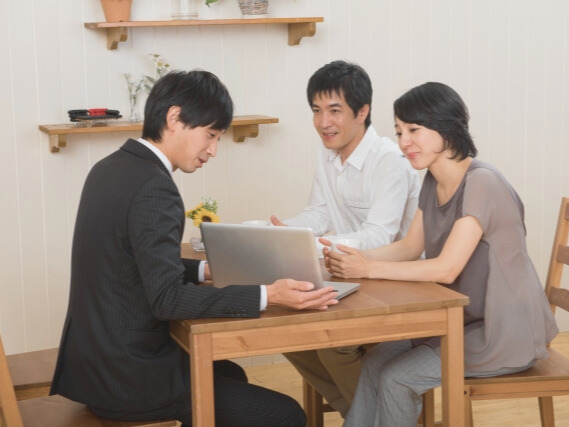 悩む事業主のイメージ